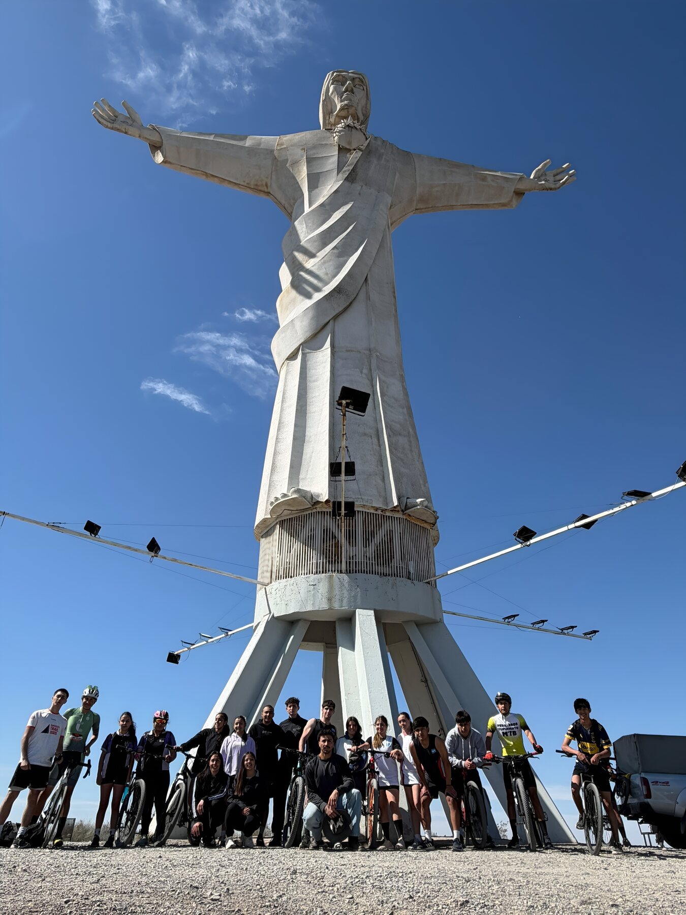 Participantes del duatlón de la Semana Estudiantil al pie del Cristo Rey