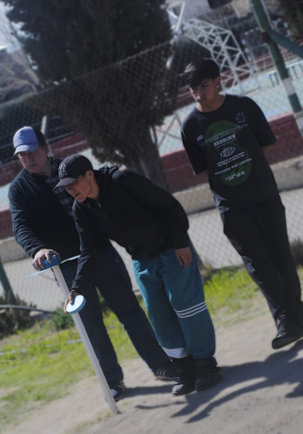 Estudiantes durante la competencia de tejo